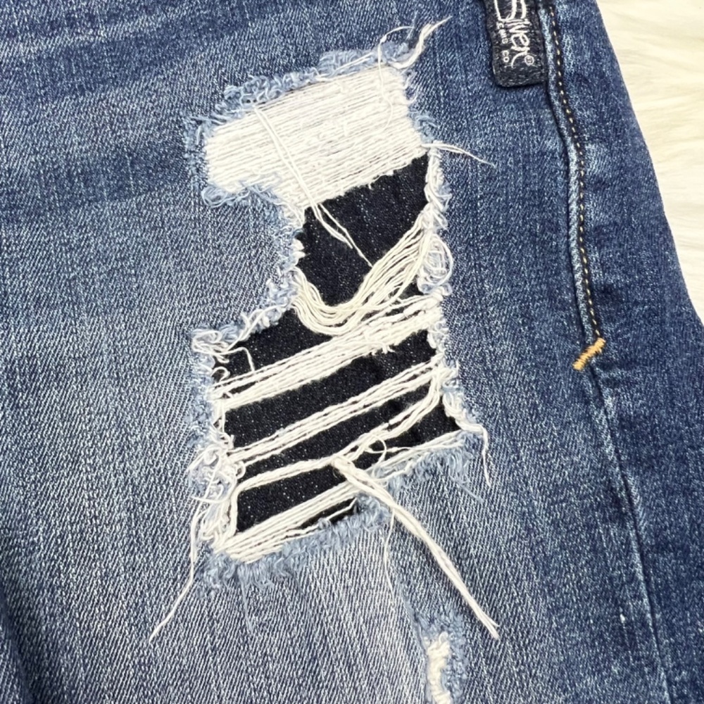 👖|•SILVER JEANS•| Sam Bermuda Distressed (Backed) Jean Shorts - Picture 4 of 11